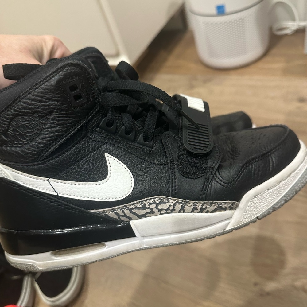 Youth 5.5 Nike Air Jordan Legacy 312 Black and White Sneakers - Picture 2 of 7